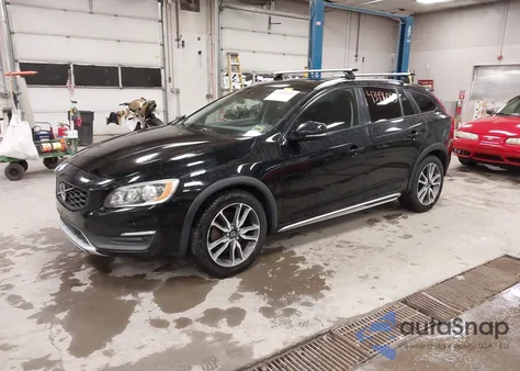 2016 Volvo V60 Cross Country T5 z USA, uszkodzony, nr VIN YV4612HK8G1003433